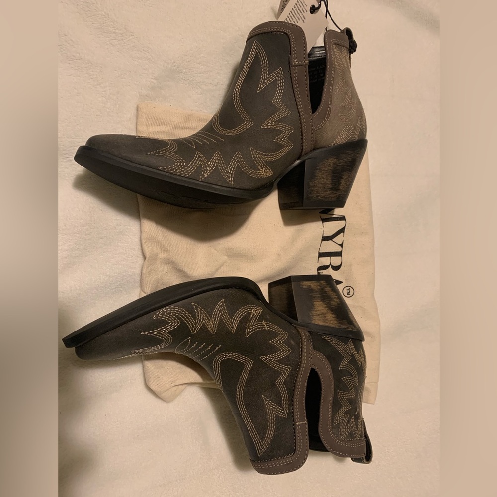 Myra size 8 tags still on